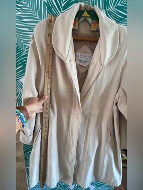 American Bazaar trench coat large collar and a flowing silhouette sz M vintage